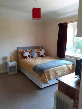 Welcoming Home Close to Transport Links